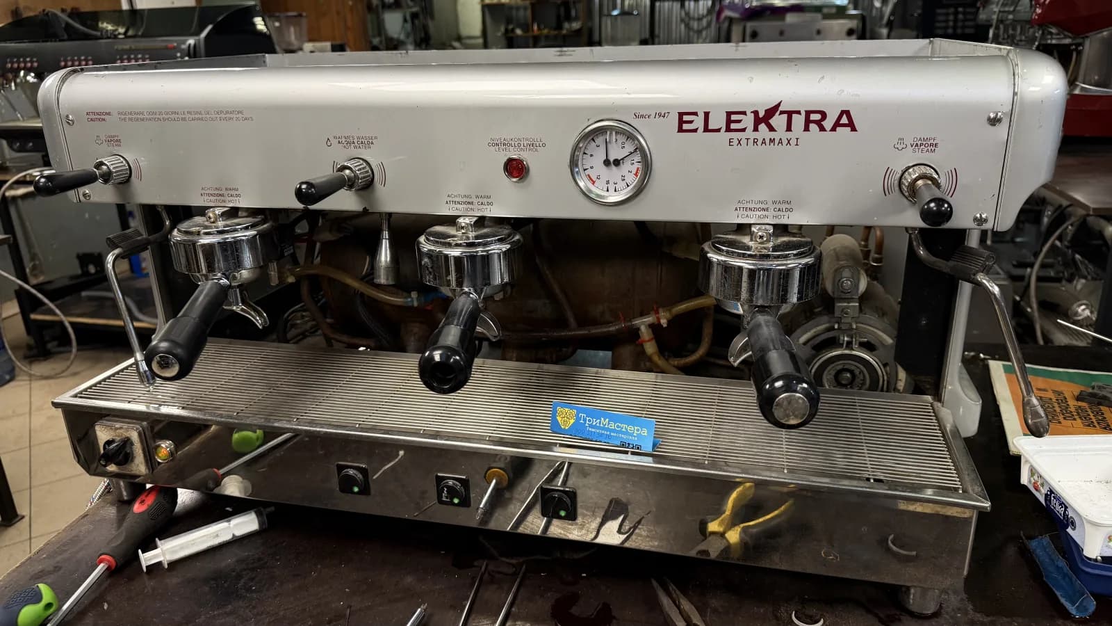 Профессиональная рожковая кофемашина Elektra Extramaxi в сервисной мастерской «ТриМастера»