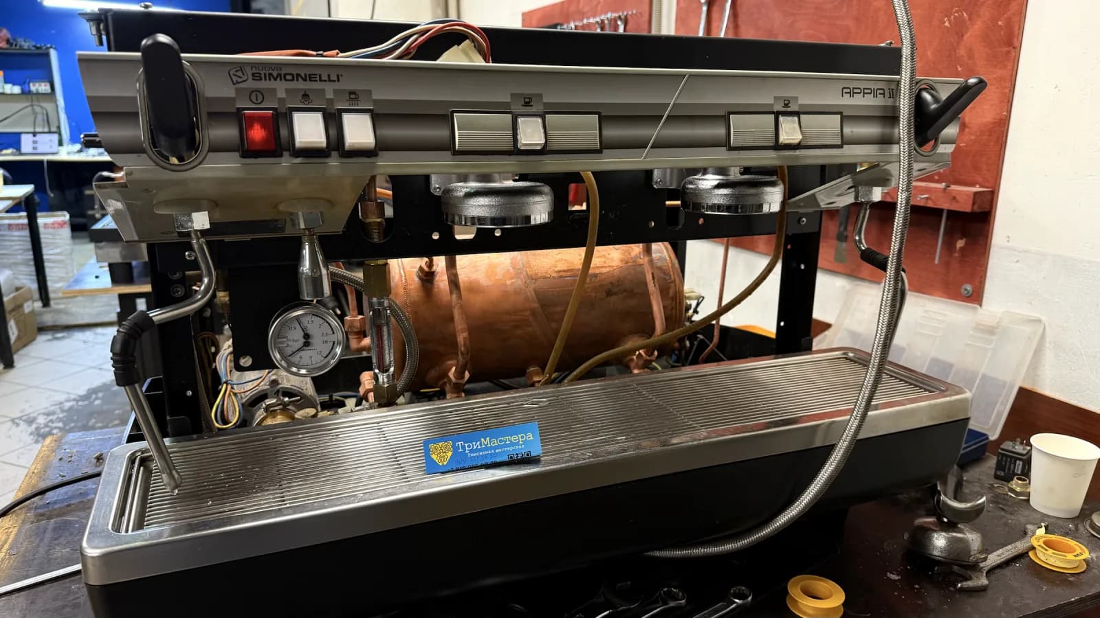 Профессиональная кофемашина Nuova Simonelli со снятой передней панелью