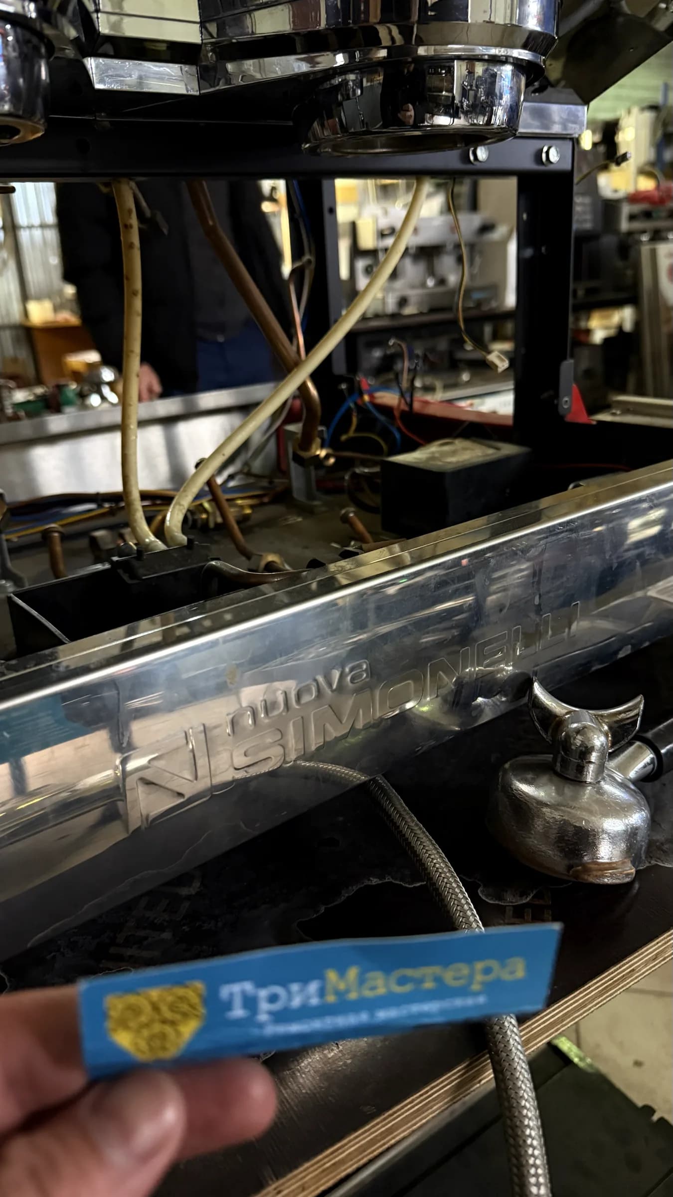 Внутренние узлы рожковой кофемашины Nuova Simonelli во время диагностики