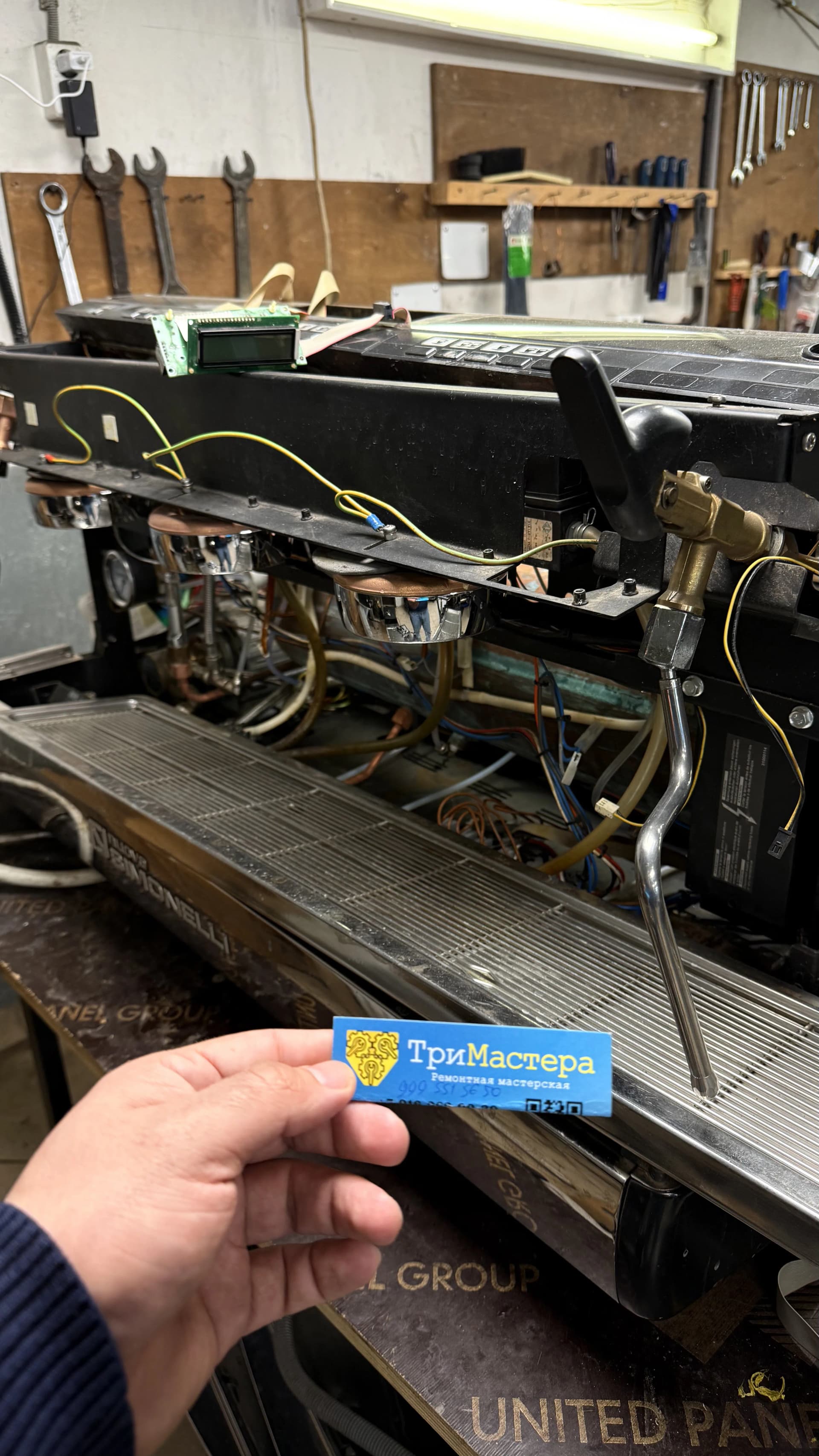 Профессиональная кофемашина Nuova Simonelli в процессе ремонта